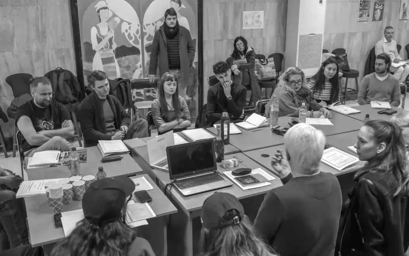 Екипът репетира - талантливият млад гост-актьор Цветан Пейчев от "Тревожност" е вторият от ляво на дясно.