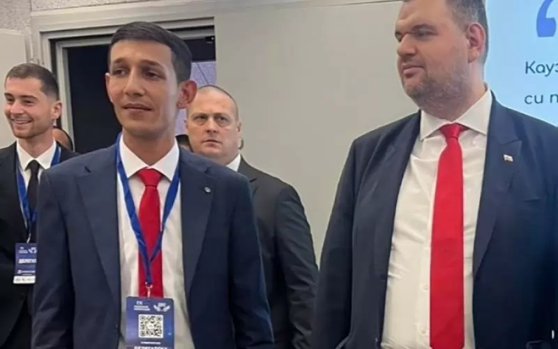 Хората на Пеевски пуснаха снимка на напуснали общинар заедно с партийния лидер.