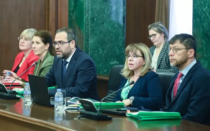 Комисията по избора.