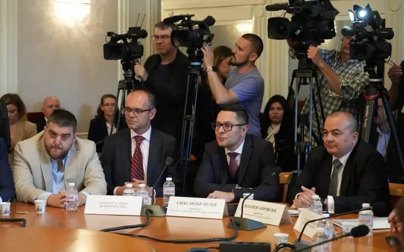 Вицепремиерът и икономически министър Александър Пулев и министърът на земеделието Пламен Абровски са убедени, че предложените законови промени изцяло стъпват на пазарните принципи и по-добре ще защитят българските производители и потребители.