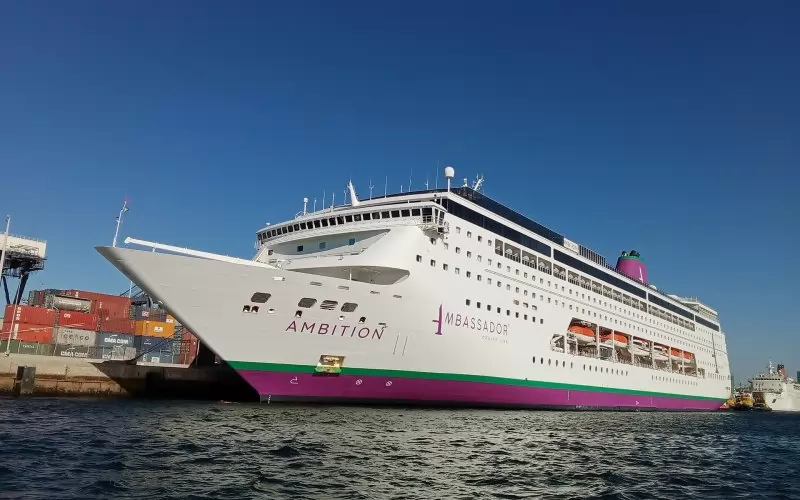 Корабът Ambition, на който се разви новата драма.