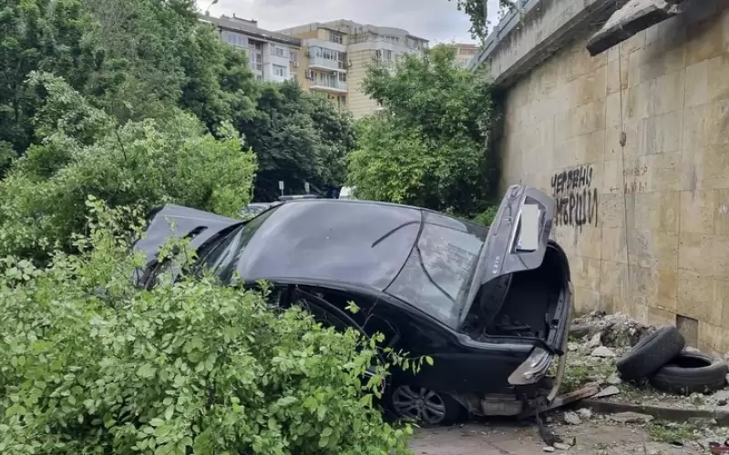 След гонката автомобилът е паднал край входа на подлез в Бургас