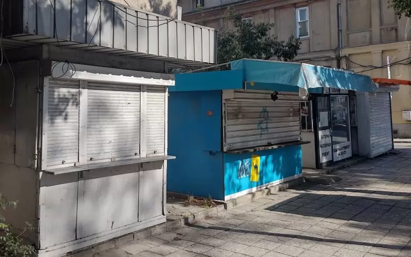 "Водим битка с баракизацията в целия град", написа в социалните мрежи през есента на 2024 г. варненският кмет Благомир Коцев. Имаше предвид бараки на ул. „Д-р Пискюлиев“.