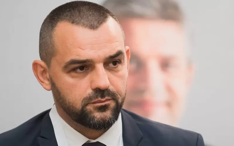 Илия Коев. Зад него на плакат - Благомир Коцев