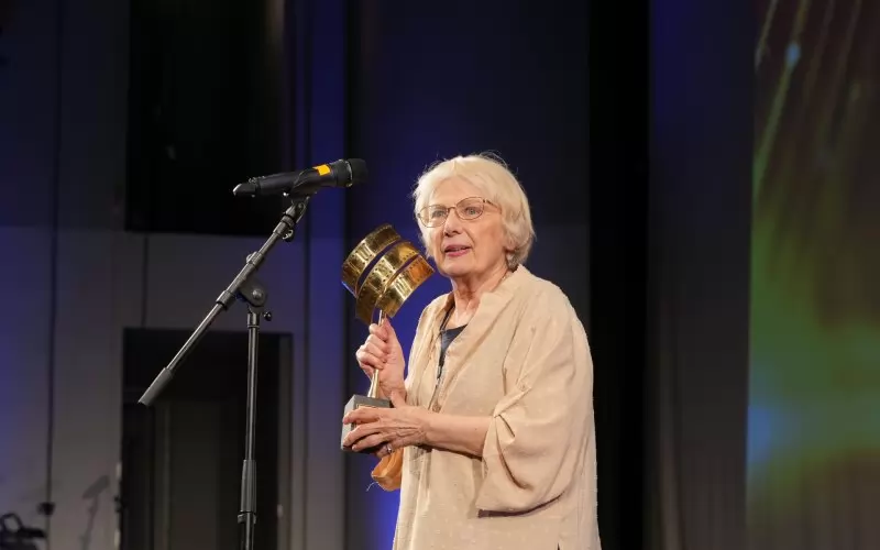 Меглена Караламбова с наградата за най-добра женска роля във филма "Рожден ден".