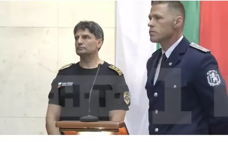 И.д. главен секретар на МВР Любомир Николов (вляво) и гл. инсп. Лечезар Близнаков от "Пътна полиция".