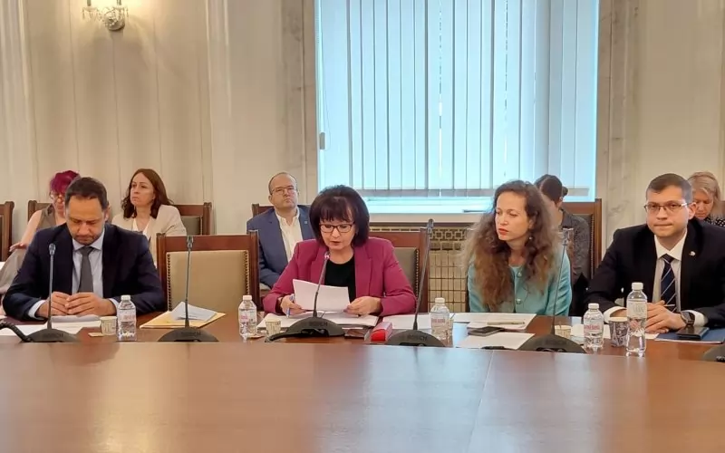 На парламентарната правна комисия - депутатите от ПБ Петър Витанов, Янка Тянкова, Олга Борисова и Димитър Петров (отляво надясно).