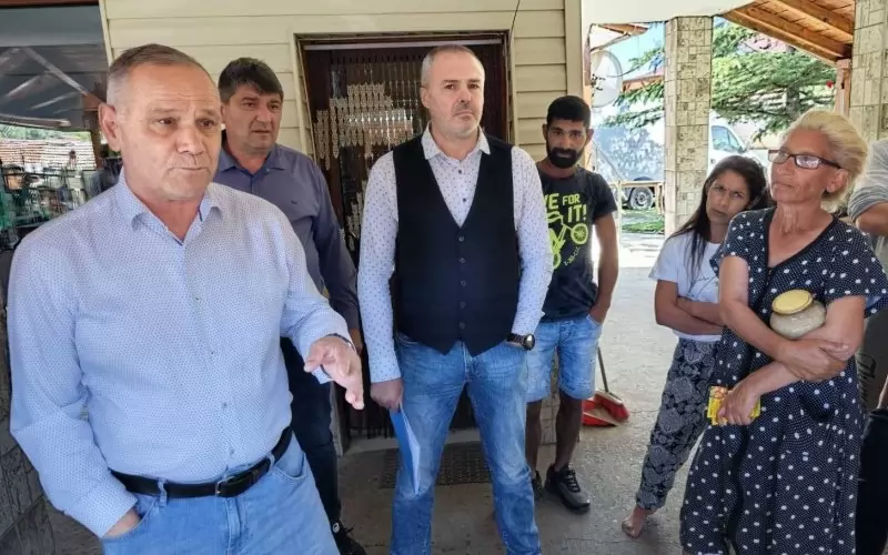 Кметът Петър Неделев (вляво) трябва да доказва честността на общинските харчове.