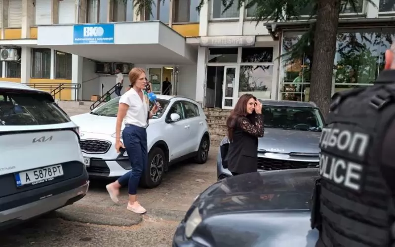 Голяма бе суматохата вчера пред офиса на ВиК-Бургас.