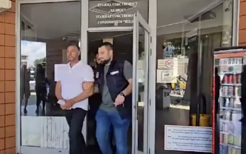 Служител на ГДБОП извежда Христо Широков с белезници