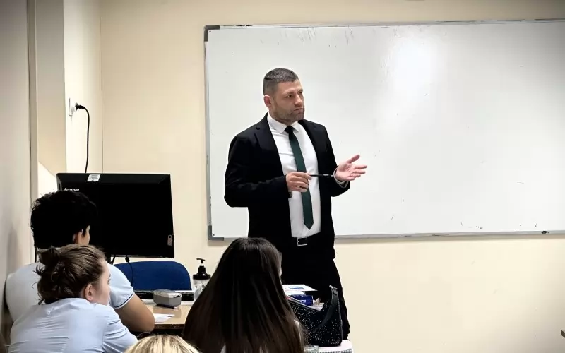 Съдия Васил Пеловски като лектор пред единадесетокласници миналия юни.