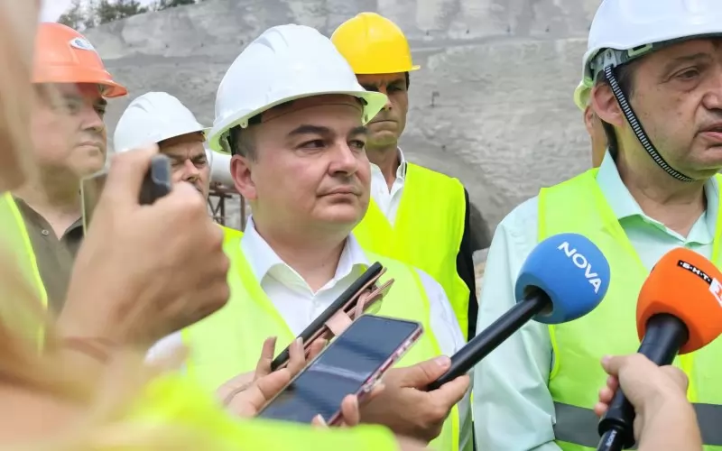 Двама министри - на земеделието Пламен Абровски и на регионалното развите Иван Шишков инспектираха днес строежа на обходния път на Кресна.