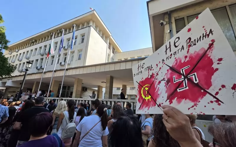 Съдебното заседание се проведе на фона на протест на граждани, които настояха за най-строги наказания за обвинение за убийството.