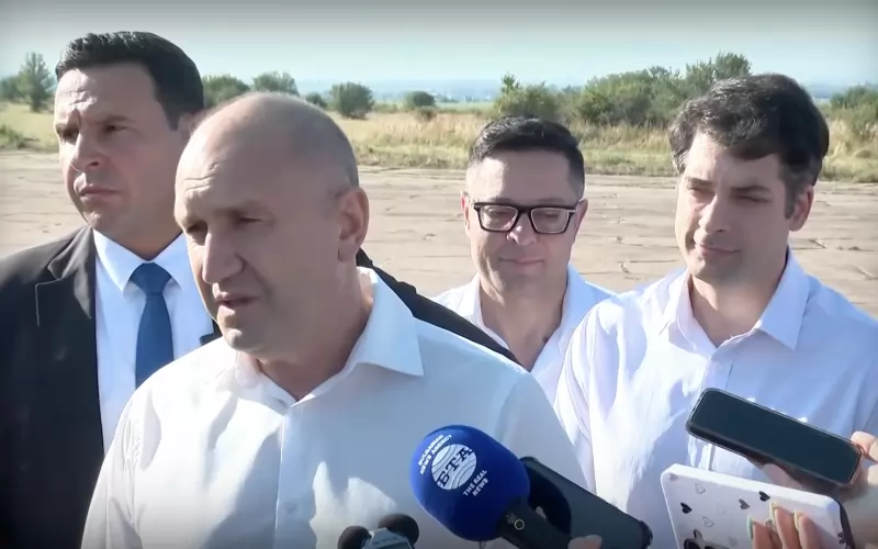 Румен Радев говори пред журналисти в Доброславци
