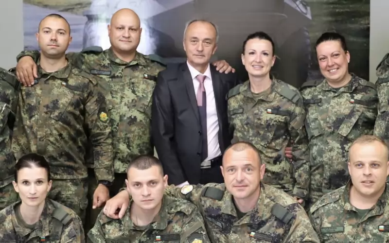 Полк. Николай Вълов (в средата)