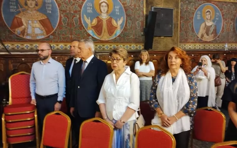 Елеонора Митрофанова в църквата в компанията на Румен Петков