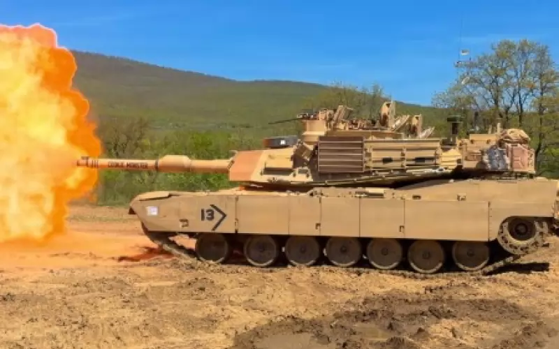 Боен танк M1A2 „Ейбрамс“ стреля със своето 120-милиметрово гладкоцевно оръдие по време на учение с бойни стрелби на полигона „Ново село“ в България.
