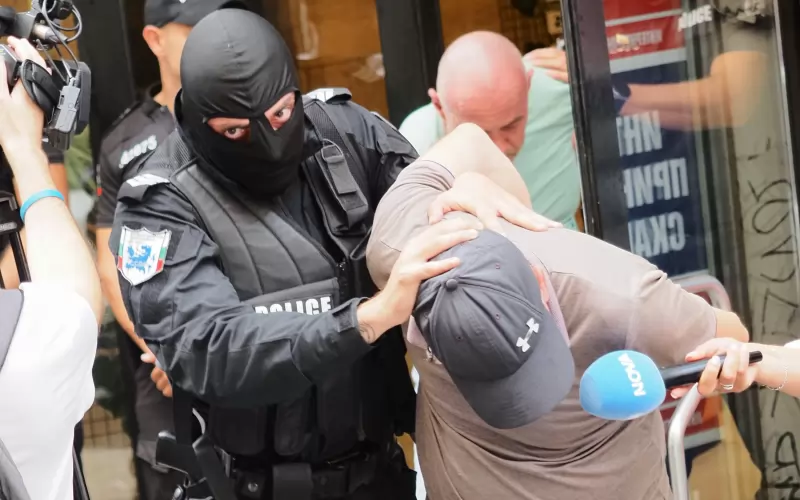 Тежковъоръжени полицаи изкарват арестуваните от нотариална кантора