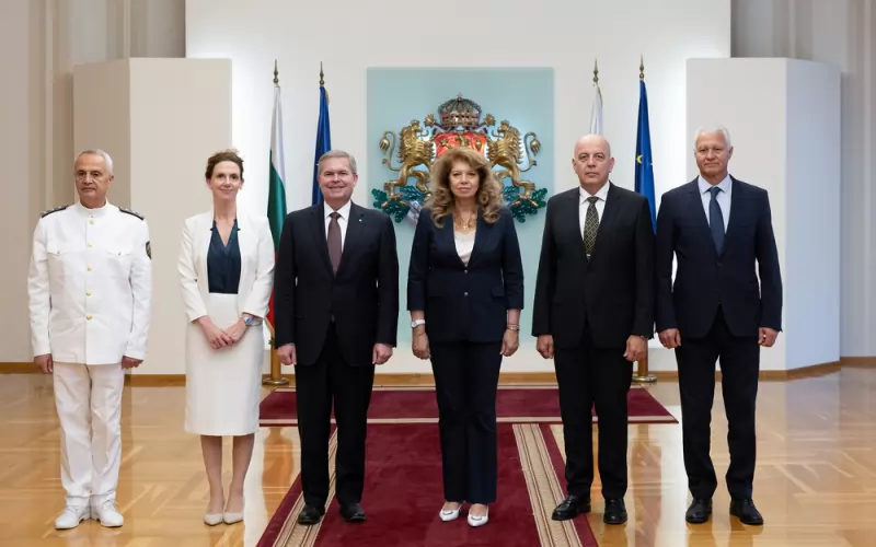 Протоколната снимка от срещата на Йотова с шефа на разузнаването на НАТО