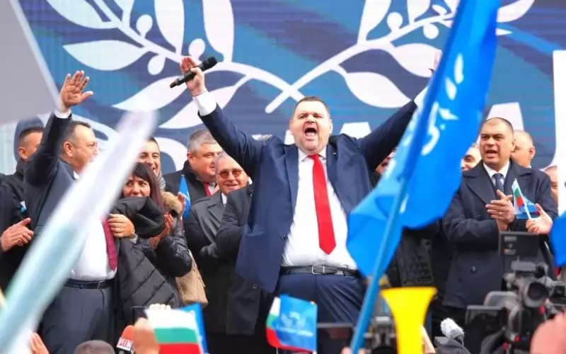Димитър Аврамов (крайният вдясно) с лидера си Делян Пеевски, санкциониран от САЩ и Великобритания за корупция.