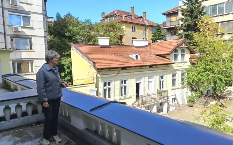 Весела Лечева оглежда двора на новата сграда на БОК
