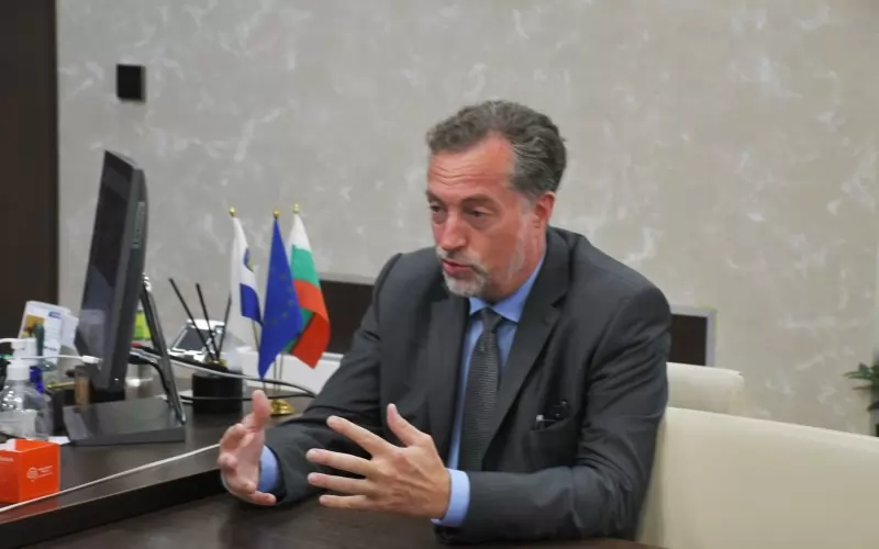 Идеолог на закриването на комисията е вицепремиерът Иво Христов. Законопроектът беше обявен за обсъждане на рождения му ден. Бащата на Христов официално е обявен за принадлежност към бившите служби (РУ на ГЩ) от Комисията по досиетата още през 2011 г. Той е разгласен от комисията с решение № 199/16.03.2011 г. като щатен служител на РУ-ГЩ.