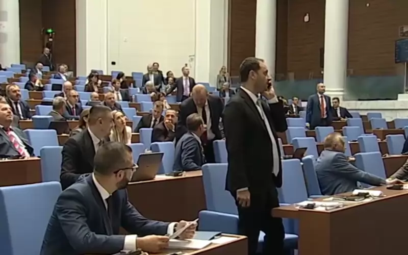 Напъните на управляващите да стегнат редиците си не успяха.