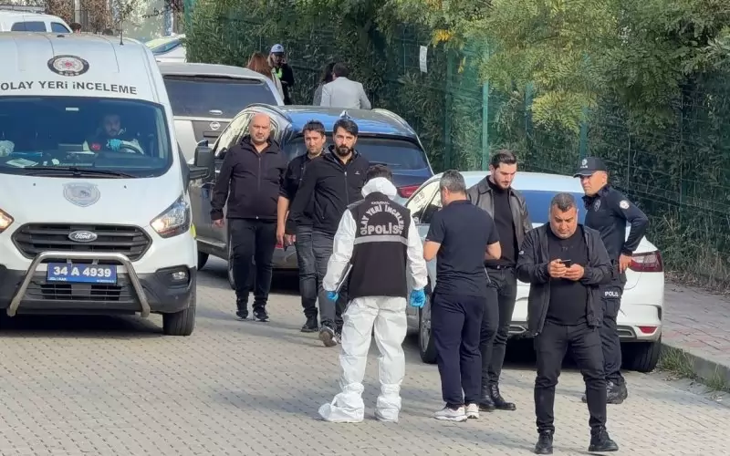 Служители на полицията инспектират района на училището в истанбулския квартал Башакшехир.