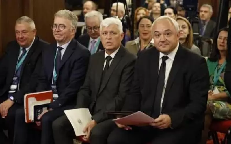  На фона на всичко случващо се военният министър Димитър Стоянов и вътрешният Иван Демерджиев твърдят, че всичко по границата е под контрол