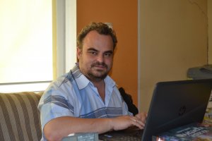 Писател твори книги Качва ги изцяло в интернет Всеки може