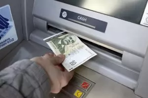 Тегленето на пари от банкомат става все по-скъпа услуга