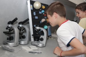 Кабинети по химия с камина за провеждане на химични опити класни