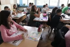 Учебниците за 8-12 клас може да се окажат само частично безплатни