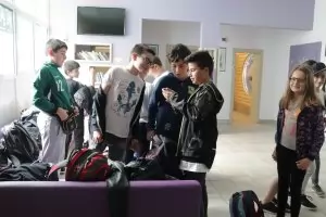 И Южна Корея забранява телефоните в клас
