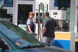Малките бензиностанции продължават да продават значително по евтино от големите вериги