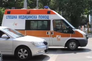 Лекарка от "Бърза помощ" пострада при катастрофа с линейка