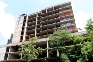 Въпреки протестите на лекари родители инженери и архитекти здравният министър