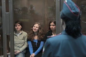 Членки на руската пънк група Pussy Riot бяха задържани от полицията