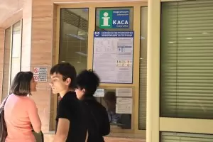 София няма да маха хартиените билети на касите в метрото