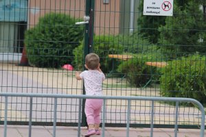 Медицинска сестра крещя на дете на година и половина в