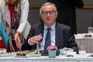 Жената на Юнкер прекъсна негово изказване