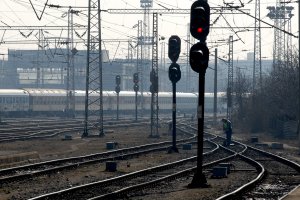 Товарен влак дерайлира на гара Мездра и блокира движението и