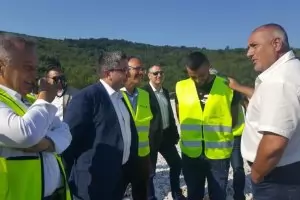 Премиерът откри, че от 2 км от "Хемус" може да се спестят 300 млн. лв.