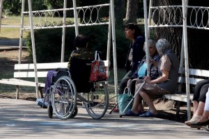 След като задължи бизнеса да наема хора с увреждания държавата