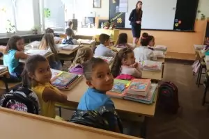 Криза за учители: попът на Годеч преподава по философия