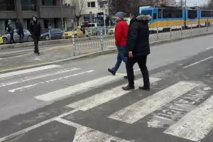 Пешеходните пътеки все пак ще са и червени