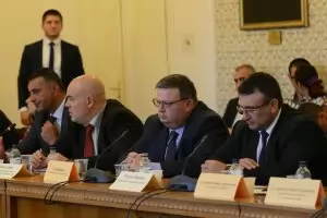 Контрабандата на цигари хем е смачкана, 
хем се вихри в денонощен режим