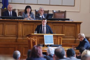 Два дни след обявяването на водачите на червените листи за