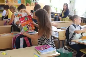 МОН търси кой да пише рамката за новите учебни програми