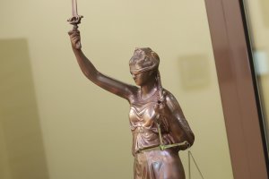 Министерството на здравеопазването и здравната каса са осъдени да платят